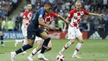 Le Français Kylian Mbappé affronte la défense croate lors de la finale de la Coupe du monde de la FIFA.