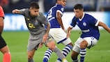 Portos Otávio (links) mit Alessandro Schöpf von Schalke am ersten Spieltag