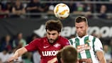 Spartaks Georgi Dzhikiya im Zweikampf mit Rapids Mateo Barać am ersten Spieltag