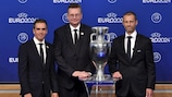 Bewerbungsbotschafter Philipp Lahm, DFB-Präsident Reinhard Grindel und UEFA-Präsident Aleksander Čeferin auf der Bühne nach der Wahl Deutschlands zum Ausrichter der UEFA EURO 2024.