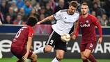 Rosenborgs Nicklas Bendtner im Duell mit André Ramalho von Salzburg