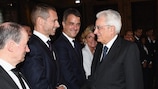 Aleksander Čeferin cumprimenta o Presidente de Itália, Sergio Mattarella, sob olhar atento de Michele Uva (à direita) CEO da FIGC e vice-presidente da UEFA