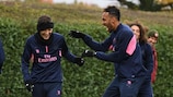 Mesut Özil e Pierre-Emerick Aubameyang divertidos num treino do Arsenal antes do jogo com o Sporting