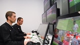 Gli arbitri si esercitano sull'uso del VAR in un recente corso UEFA tenutosi a Madrid