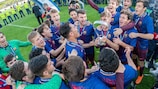 Die Barcelona-Spieler feiern ihren Sieg in der UEFA Youth League 2018.