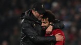 Mohamed Salah (derecha) celebra el pase a los octavos de final con el técnico del Liverpool Jürgen Klopp