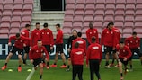 Treino dos jogadores do Lyon antes da partida com o Barcelona