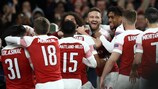 O Arsenal festeja a qualificação nos oitavos-de-final