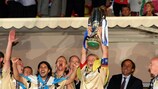 Le capitaine du Zenit Anatoily Tymoshchuk soulève la Super Coupe de l'UEFA