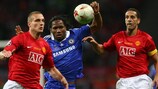 Nemanja Vidić y Rio Ferdinand (Man. United) y Didier Drogba (Chelsea)
