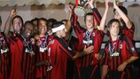 Il Milan solleva il trofeo dopo la vittoria sul Siviglia