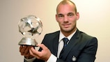 Wesley Sneijder with the UEFA Club Midfielder of the Year award