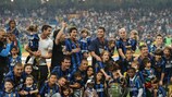 Les joueurs du FC Internazionale Milano rassemblés autour du trophée de l'UEFA Champions League