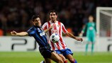 Javier Zanetti (FC Internazionale Milano, links) gegen Raúl García (Club Atlético de Madrid)