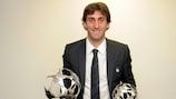 Diego Milito con los premios Jugador del Año y Delantero del Año de la UEFA