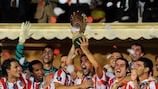 Antonio López levanta el título de la Supercopa de la UEFA junto con sus compañeros del Atlético