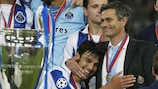 José Mourinho celebra la UEFA Champions League de 2004 con el Oporto