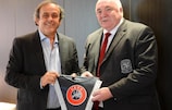 Michel Platini (izquierda) y el presidente de la Federación de Fútbol de Gales (FAW), Trefor Lloyd Hughes