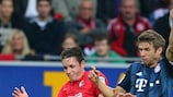 El jugador del Bayern Thomas Müller lucha por un balón con Charles-Elie Laprevotte del Friburgo