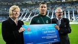 Ronaldo entrega el cheque al CICR