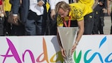 Sevillas Kapitän Ivan Rakitić präsentiert den Pokal der UEFA Europa League