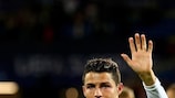 Cristiano Ronaldo recebeu o prémio de melhor em campo das mãos do antigo treinador Alex Ferguson