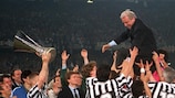 O treinador Giovanni Trapattoni é lançado ao ar após a Juventus vencer a Taça UEFA em 1992/93