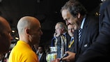 Президент УЕФА Мишель Платини благодарит Ховарда Уэбба за хорошую работу после финала ЛЧ-2009/10