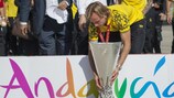 Капитан "Севильи" Иван Ракитич с трофеем Лиги Европы УЕФА