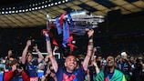 Daniel Alves con el trofeo de la UEFA Champions League en Berlín