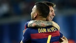 Lionel Messi comemora o seu segundo golo com Dani Alves, que também estabeleceu um recorde