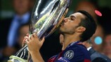 Pedro Rodríguez bacia il trofeo. E' la sua ultima partita con il Barcellona?