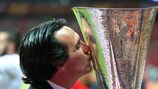 Унай Эмери с трофеем Лиги Европы УЕФА
