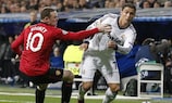 Manchester Uniteds Wayne Rooney (links) im Duell mit Cristiano Ronaldo von Real Madrid in der UEFA Champions League 2012/13