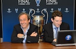 Le Président de l'UEFA Michel Platini (avec Josh Hershman) répond aux questions Facebook