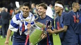 Neymar, Lionel Messi y Luis Suárez tras ganar la UEFA Champions League en junio