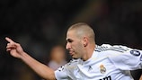 Karim Benzema festeja depois de dar vantagem ao Real Madrid em Milão