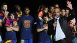Josep Guardiola fala aos adeptos após levar o Barça à revalidação do título de campeão espanhol