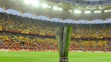 O troféu em disputa na UEFA Europa League