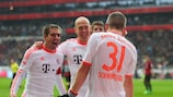 Bastian Schweinsteiger festeggia con Philipp Lahm e Arjen Robben