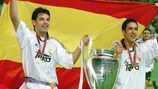 Fernando Morientes e Raúl González festejam o triunfo do Real Madrid sobre o Valência, na final de 2000