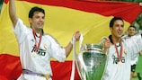 Fernando Morientes y Raúl González celebran el triunfo del Real Madrid ante el Valencia en la final de 2000