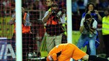 Andrés Palop beija a relva do estádio do Sevilha após o último jogo frente ao Valência, no sábado