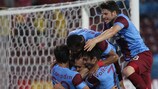 Футболисты "Трабзонспора" празднуют гол в домашнем матче с "Дерри Сити"