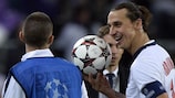 Zlatan Ibrahimović avec le ballon du match