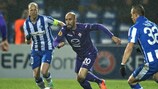 Borja Valero (ACF Fiorentina), Hans Henrik Andreasen y Martin Pušić (Esbjerg fB) pugnan por el balón