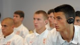 A selecção sérvia ouvindo atentamente durante uma sessão de prevenção sobre viciação de resultados, num recente Campeonato da Europa Sub-19