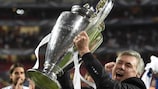 Carlo Ancelotti levanta o troféu da UEFA Champions League em Lisboa