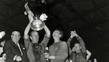 El capitán del Manchester United, Bobby Robson, con el trofeo