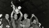 O capitão do Manchester United, Bobby Robson, ergue o troféu depois da vitória por 4-1 sobre o Benfica na final jogada em Wembley
